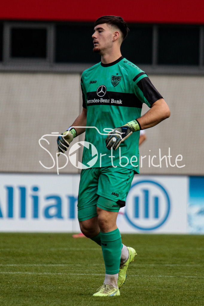 FC Bayern Muenchen U19 - VfB Stuttgart U19 | Dennis SEIMEN (VFB #1) in Aktion