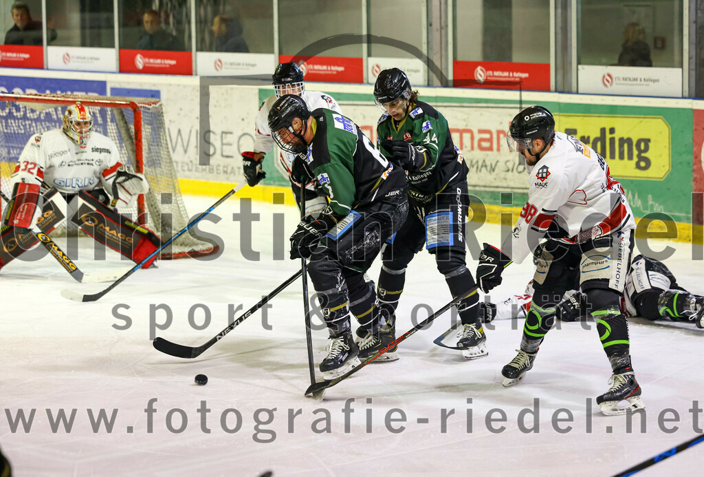 2022-11-06_094_TSV_Erding_gegen_EHC_Koenigsbrunn | Erding, Deutschland, 06.11.2022:
Eishockey, Bayernliga 2022 / 2023, 11. Spieltag, TSV Erding gegen EHC Königsbrunn, Endergebnis: 1:7

Tobias Cramer (Erding Gladiators, #63), Paul Wallek (Erding Gladiators, #44), Julian Becher (EHC Königsbrunn, #98)

Foto: Christian Riedel / fotografie-riedel.net