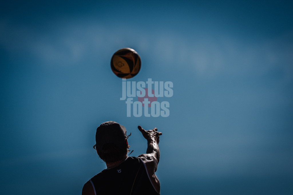 Beachvolleyball | Männer | Deutsche Meisterschaften 2025 Timmendorfer Strand | 07.09.2025 | Paul Henning beim Aufschlag