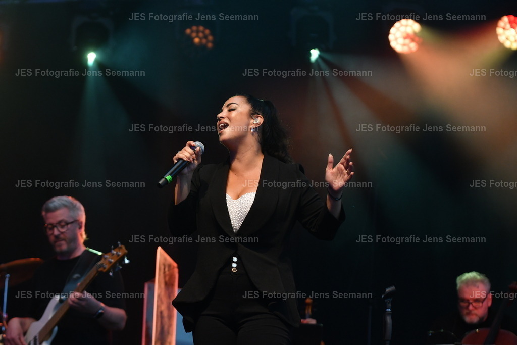 2026_Deborah Lee und the news_One Moment time Whitney Houston__0388 | Fotograf Jens Seemann - Realisiert mit Pictrs.com