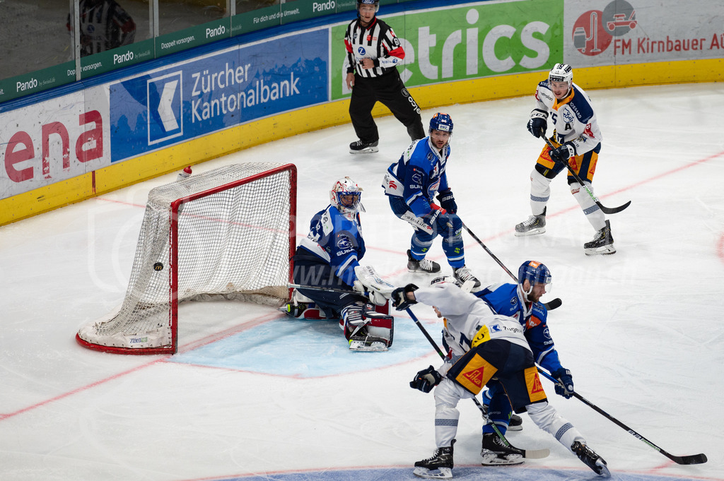 Swiss National League Final Game 2: ZSC Lions - EV Zug | 20.04.2022, Zürich, Hallenstadion, Swiss National League Final Game 2: ZSC Lions - EV Zug, der Abschlussversuch von #15 Gregory Hofmann (Zug) geht via Schoner von #43 Torhüter Jakub Kovar (ZSC) am Tor vorbei, in der Mitte #56 Maxim Noreau (ZSC). - Realisiert mit Pictrs.com
