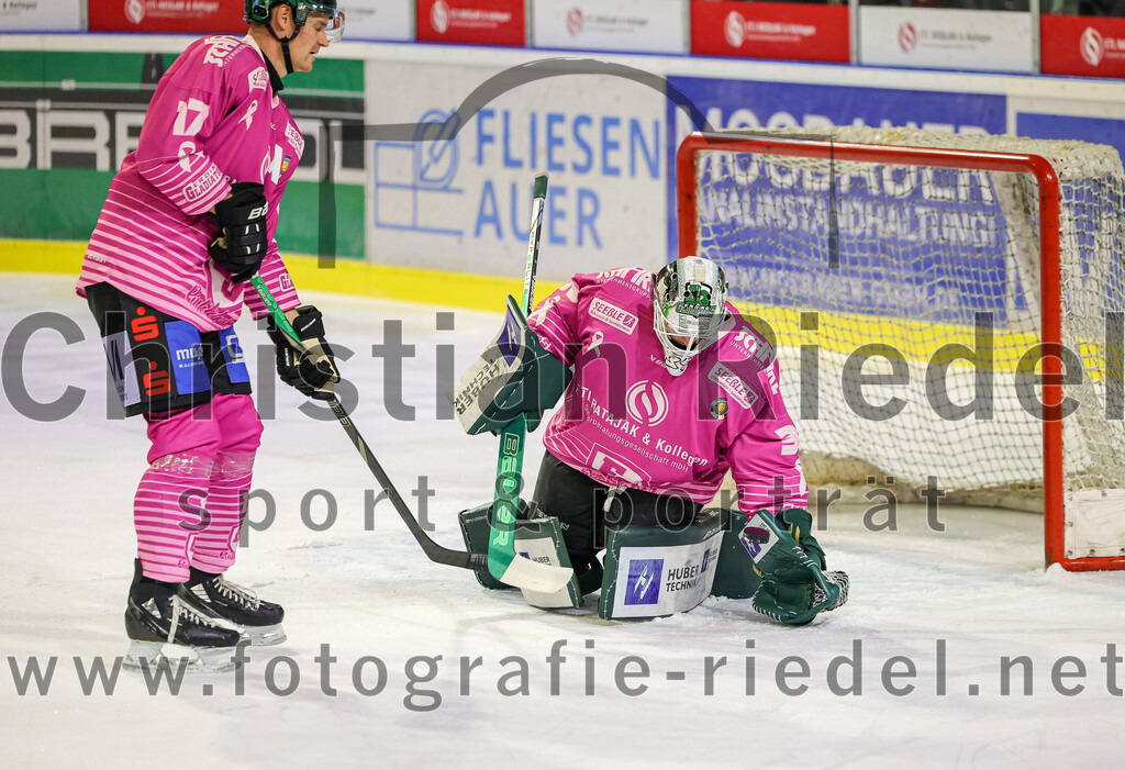 2025-10-24_056_TSV_Erding_gegen_Deggendorfer_SC | Erding, Deutschland, 24.10.2025:Eishockey, Oberliga Süd 2025 / 2026, 11. Spieltag, TSV Erding gegen Deggendorfer SC, Endergebnis: 2:4Elia Ostwald (Erding Gladiators, #17), Torwart Leon Meder (Erding Gladiators, #39)Foto: Christian Riedel / fotografie-riedel.net