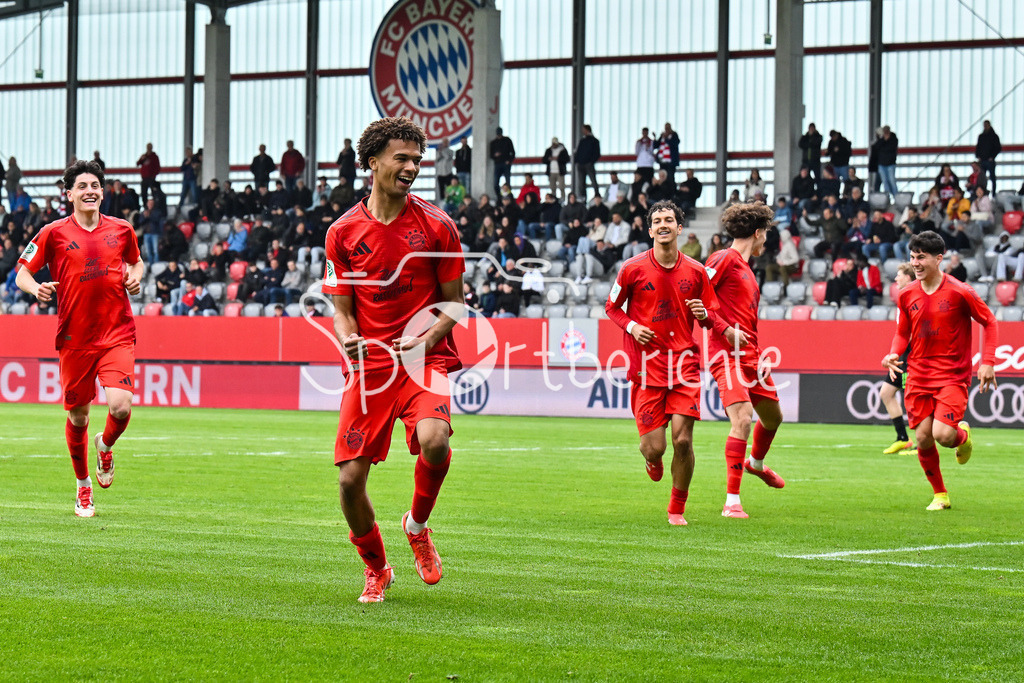 FC Bayern München U19 - VfL Wolfsburg U19 | Jubel der Bayern nach dem Treffer zum 1-0 durch Sadiki CHEMWOR (FC Bayern U19 #15) / Tor / Torschuetze / Freude / Happy / U19 DFB Nachwuchsliga Endrunde: FC Bayern Muenchen - VfL Wolfsburg, FC Bayern Campus am 26.04.2025
