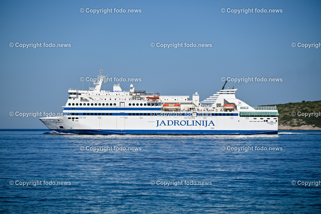 Kroatien_ Brac_ Insel in Dalmatien_ Milna_ 14.07.2025-7 | 14.07.2025, Kroatien, HRV, Brac, Insel in Dalmatien, Milna im Bild Themenbild, Trajekti, Jadrolinija, Faehre, Schiff, Meer, Adria, Touristen, Tourismus, Transport, Feature, Symbolbild