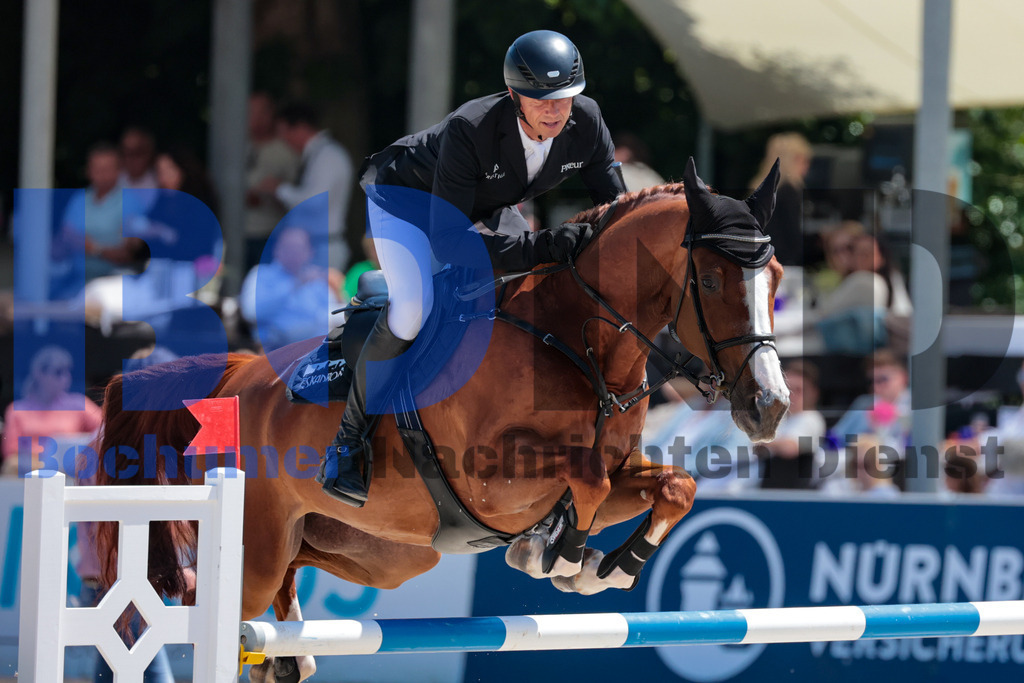 Longines Balve Optimum - Springen Samstag {date} -  | {headline}(Foto: Sebastian Sendlak / BOND) - Realisiert mit Pictrs.com