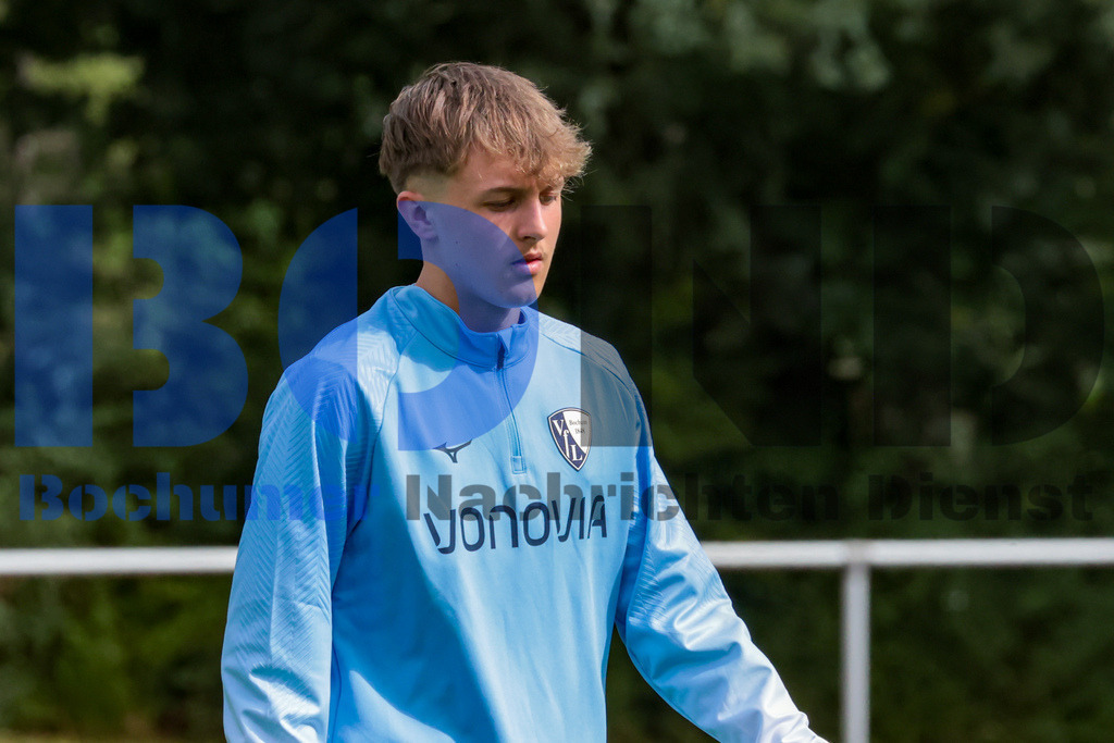 1. Fussball Bundesliga:  Trainingsauftakt VfL Bochum 1848 {date} -  | {headline}(Foto: Sebastian Sendlak / BOND)DFL regulations prohibit any use of photographs as image sequences and/or quasi-videos. - Realisiert mit Pictrs.com