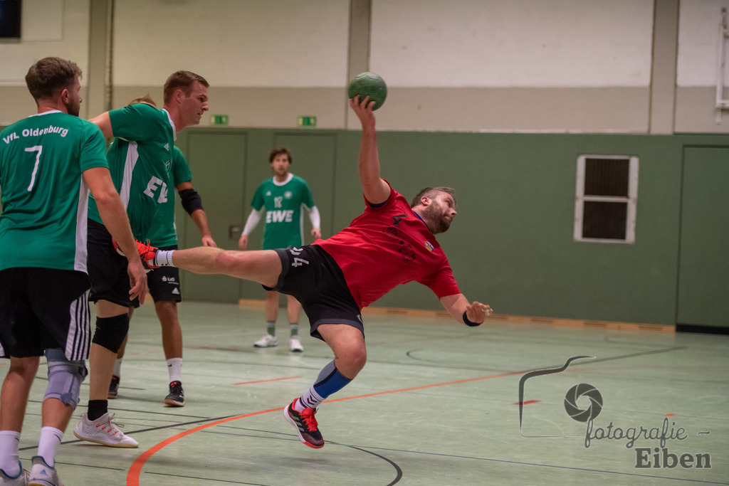 VFL Oldenburg-SG FriPe | Herren Regionsoberliga; VFL Oldenburg (grün)-SG FriPe (rot) am 04.11.2023 in Oldenburg (Robert-Schumann-Halle Oldenburg), Deutschland, Photo: Philip Eiben 2023 - Realisiert mit Pictrs.com