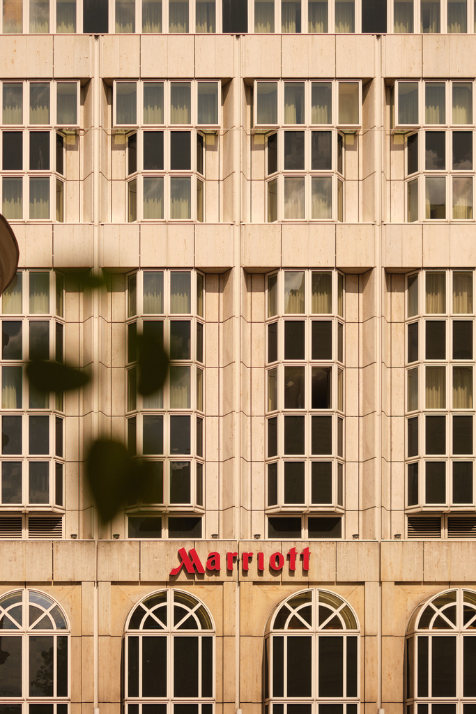 Ansicht Hotel Marriott mit Schriftzug | Wien, Austria - April 26, 2024: Ansicht Hotel Marriott mit Schriftzug. - Realisiert mit Pictrs.com