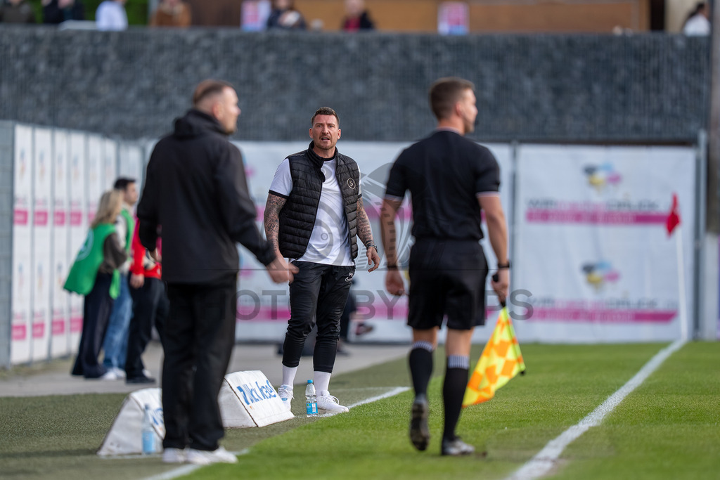 SG Sonnenhof Großaspach vs. SGV Freiberg, Fussball, Regionalliga Suedwest, 30. Spieltag, 22.04.2026 | Pascal Reinhardt (Trainer SG Sonnenhof Großaspach) liefert sich ein Wortgefecht mit Kushtrim Lushtaku (Trainer SGV Freiberg),SG Sonnenhof Großaspach vs. SGV Freiberg, Fussball, Regionalliga Suedwest, 30. Spieltag, 22.04.2026