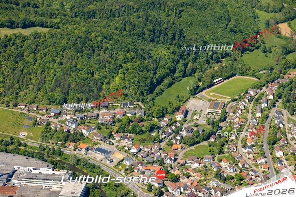 Luftaufnahme der Stadt Weißbach - Die Luftaufnahme wurde 2025 vom UL-Flugzeug heraus erstellt ( keine Drohne ) - Hochauflösende Luftaufnahme - für professionelle Ausdrucke geeignet. Die Geschenkidee !Mit Lizenz und Bildrechte bestellbar