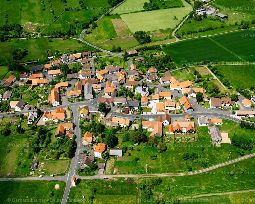 2615687 | HOPFMANNSFELD 09.06.2006 Landwirtschaftliche Nutzflächen und Feldgrenzen  umsäumen das Siedlungsgebiet des Dorfes in Hopfmannsfeld im Bundesland Hessen, Deutschland // Agricultural land and field boundaries surround the settlement area of the village  in Hopfmannsfeld in the state Hesse, Germany Foto: Gerhard Launer