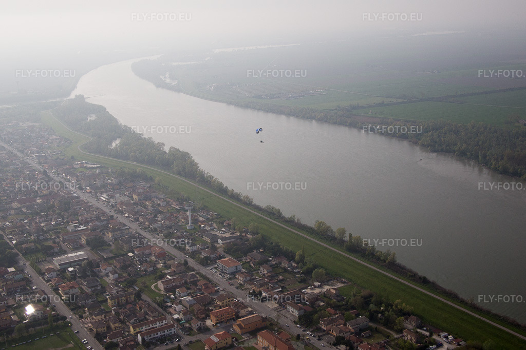 Vue aérienne: Vue de la ville à Ca' Tiepolo dans le département Vénétie, Italie – .Photo: IMG_087281.jpg prise le 05/04/2016 par Werner Riehm/FLY-FOTO.eu – Résolution de l'original: 5472 x 3648 px