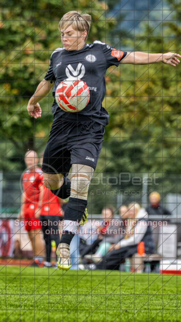 20250928_141725_0441-Bearbeitet-2 | #,1.FC Donzdorf (schwarz) vs. TV Derendingen (rot), Fussball, Frauen-Verbandsliga Württemberg, 03. Spieltag, Saison 2025/2026, Rasenplatz Lautertal Stadion, Süßener Straße 16, 73072 Donzdorf, 28.09.2025 - 13:00 Uhr,Foto: PhotoPeet-Sportfotografie/Peter Harich