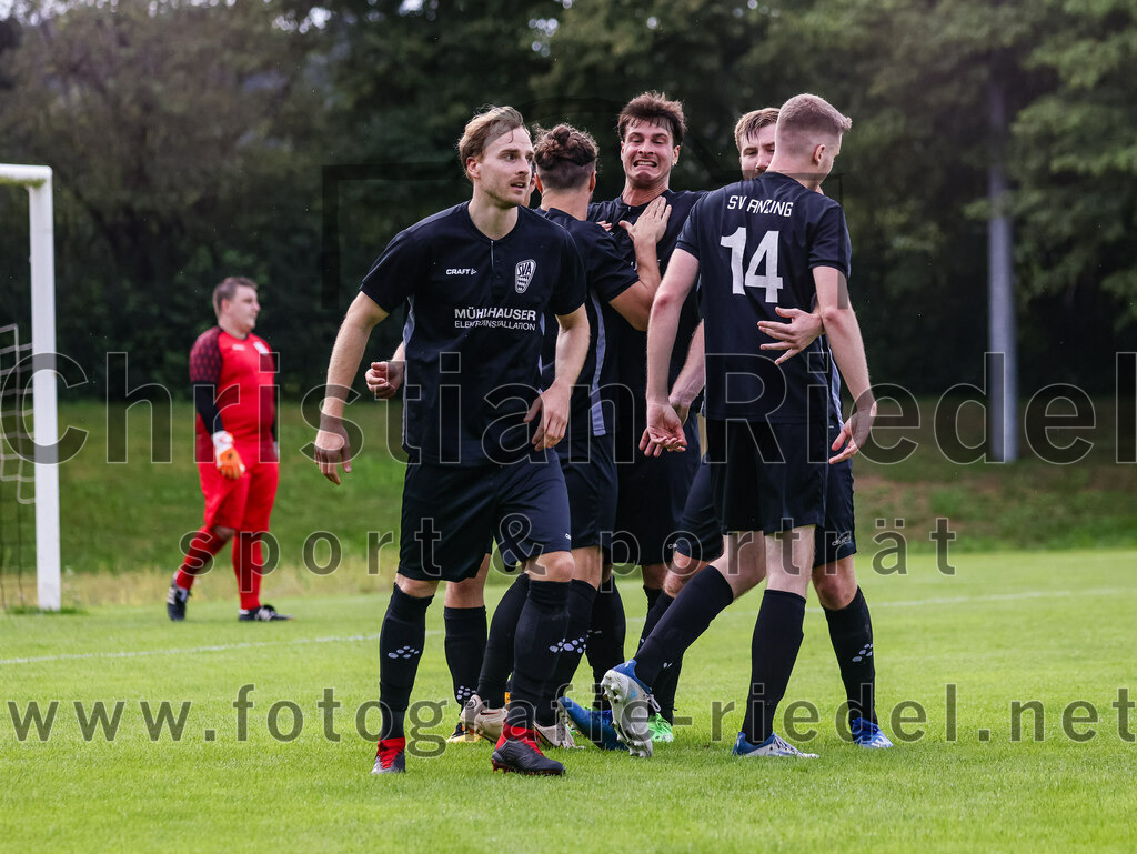 2023-09-03_033_SV_Anzing_gegen_TSV_Ottobrunn | Anzing, Deutschland, 03.09.2023:
Fußball, Kreisliga 2023 / 2024, Testspiel, 3. Spieltag, Endergebnis: 3:0

Jubel nach dem 1:0 durch Gabriel Thul (SV Anzing, #14)
Adrian Blumberg (SV Anzing, #10), Gabriel Thul (SV Anzing, #14)

Foto: Christian Riedel / fotografie-riedel.net