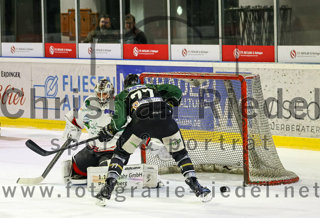 2022-11-04_047_Eishockey_TSV_Erding_gegen_TSV_Peissenberg | Erding, Deutschland, 04.11.2022:
Eishockey, Bayernliga 2022 / 2023, 10. Spieltag, TSV Erding gegen TSV Peißenberg, Endergebnis: 4:3

Torwart Korbinian Sertl (TSV Peissenberg, #31), Philipp Michl (Erding Gladiators, #77)

Foto: Christian Riedel / fotografie-riedel.net