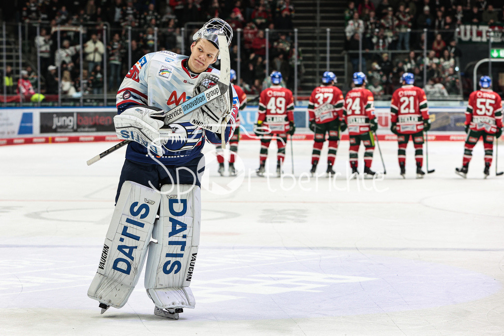 Augsburger Panther - Adler Mannheim | Arno TIEFENSEE (MAN #30) bedankt sich bei den mitgereisten Fans