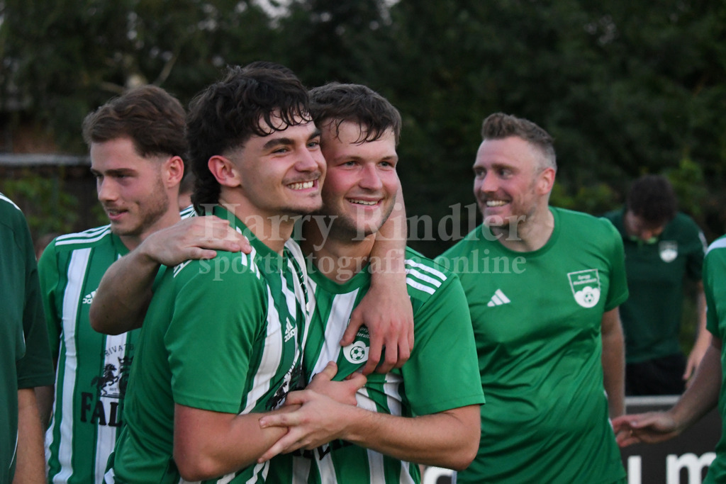 SpVgg Niederalteich : SpVgg GW Deggendorf | Niederalteich freut sich über den Derbysieg gegen Deggendorf - li. Yannick Stahl  (SpVgg Niederalteich) Neuzugang ASV Cham U19; und Torschütze Florian Nickl (SpVgg Niederalteich)  Neuzugang SV Schöfweg - Realisiert mit Pictrs.com