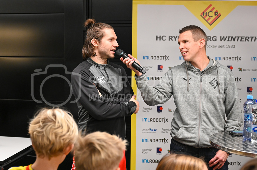HC Rychenberg vs Floorball Köniz - 18. Dezember 2022 | HC Rychenberg vs Floorball Köniz
AXA Arena, Winterthur
Manuel Engel (#93 Floorball Köniz) beim Interview mit Sam Wille.
Bild: Sportfotografie Markus Aeschimann | www.markus-aeschimann.ch - Realisiert mit Pictrs.com