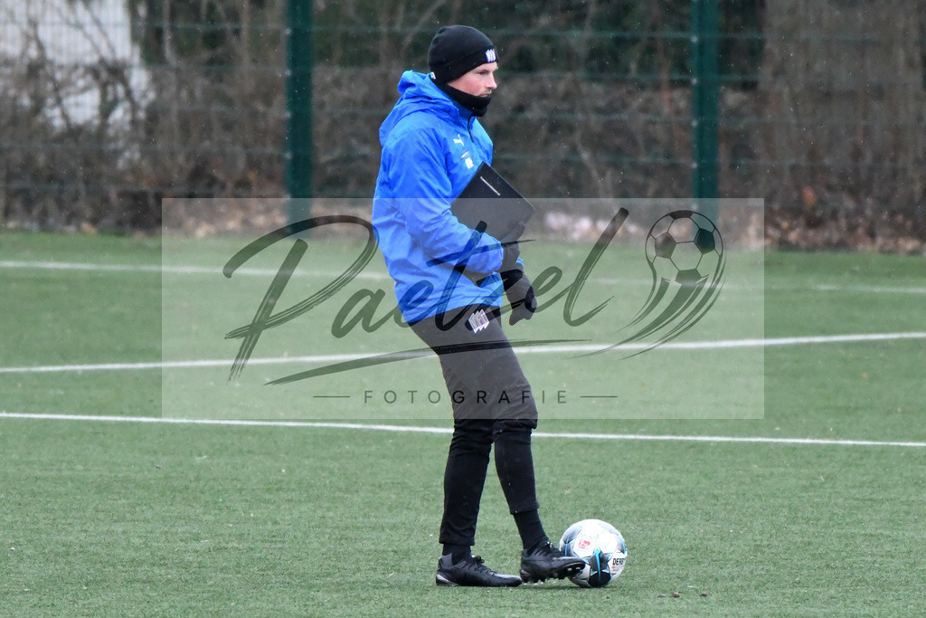 20200213_TRAOSN_0001 | Fussball, Herren: Co-Trainer Merlin Polzin (VfL Osnabrueck) schaut waehrend der Trainingseinheit des VfL Osnabrueck im Sportpark Illoshoehe am 13.02.2020 in Osnabrueck, Deutschland. - Realisiert mit Pictrs.com