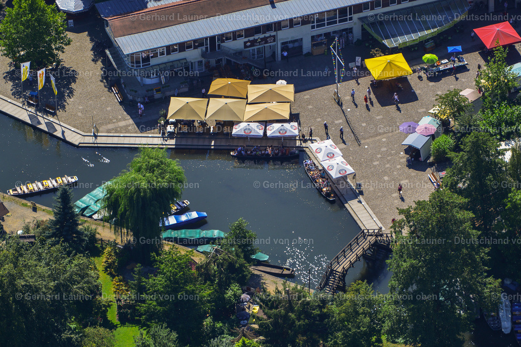3637325 | LüBBENAU/SPREEWALD 25.08.2016 Anlegestelle der Spreewaldkähne am Uferbereich der Hauptspree in Lübbenau/Spreewald im Spreewald im Bundesland Brandenburg, Deutschland. Weiterführende Informationen bei: Spreewald-Touristinformation Lübbenau e. V.,,  Stadt Lübbenau/Spreewald. // Landing stage of the Spreewald barges on the banks of the main Spree in Luebbenau/Spreewald in the Spreewald in the state Brandenburg, Germany. Further information at: Spreewald-Touristinformation Luebbenau e. V.,,  Stadt Luebbenau/Spreewald. Foto: Gerhard Launer