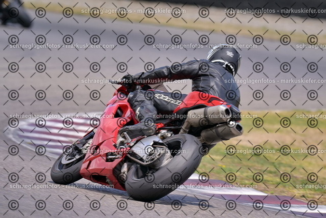 26bt05-1702 | markuskiefer.com - Realisiert mit Pictrs.com