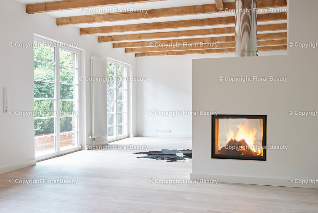 Umbau eines Rotklinkerhauses | Wohnzimmer im Neubau, unmöbliert mit Kamin als Raumteiler. Feuer im Kamin - Realisiert mit Pictrs.com