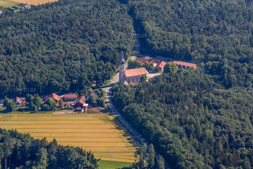 Luftbild: Wallfahrtskirche Hl. Dreifaltigkeit - Moosthenning im Ortsteil Rimbach in Moosthenning im Bundesland Bayern in Deutschland. Foto: IMG_133150.jpg vom 03.07.2022 durch Werner Riehm/FLY-FOTO.deGemeinde Moosthenning