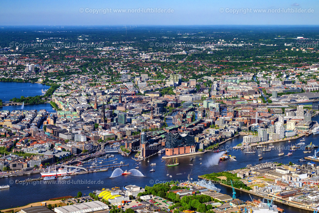 Hamburg_Hafengeburtstag_Elbphilharmonie_Einlaufparade_ELS_7420110525 | HAMBURG 09.05.2025 Auslaufparade Hamburger Hafengeburtstag in Hamburg, Deutschland. // Parade Harbor Birthday in Hamburg Germany. Foto: Martin Elsen