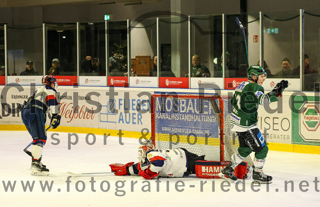 2024-01-05_143_TSV_Erding_gegen_VfE_Ulm-Neu-Ulm | Erding, Deutschland, 05.01.2024:
Eishockey, Bayernliga Vorrunde 2023 / 2024, 22. Spieltag, TSV Erding gegen VfE Ulm/Neu-Ulm, Endergebnis: 7:6

Julian Tischendorf (VfE Ulm/Neu-Ulm e. V., #13), Torwart David Heckenberger (VfE Ulm/Neu-Ulm e. V., #3), Michael Franz (Erding Gladiators, #13)

Foto: Christian Riedel / fotografie-riedel.net