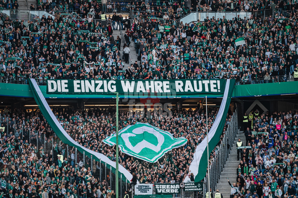 Fußball | Frauen | Saison 2024/2025  | DFB-Pokal der Frauen | Halbfinale | Hamburger SV vs. Werder Bremen | 23.03.2025 | Auswärtsfans aus Bremen mit einem Transparent: Die Einzig Wahre Raute