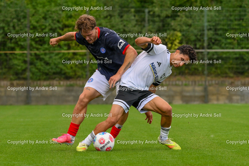 Holstein Kiel II vs 1. FC Phönix Lübeck II | Leland Junge (Holstein #28) vs Julius Kliti (Phönix #27) / Fußball-Oberliga Männer 2026/2027 / Holstein Kiel II vs 1. FC Phönix Lübeck II / Citti Fussball Park - Projensdorf / Kiel / 08.08.26 - Realisiert mit Pictrs.com