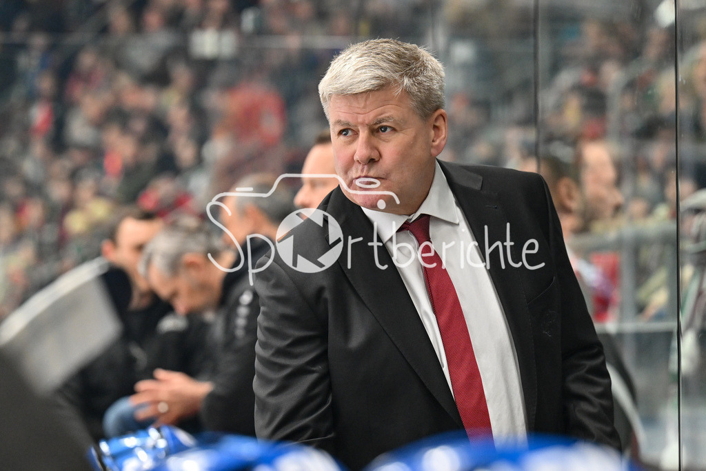 Augsburger Panther - Grizzlys Wolfsburg | AUGSBURG, GERMANY - 15. MARCH: im Bild Bill PETERS Trainer Augsburger Panther / Einzelfoto / Freisteller auf der Bank während dem Match zwischen den Augsburger Panthern und den Grizzlys Wolfsburg am 52. Spieltag der Penny DEL im Curt Frenzel Stadion