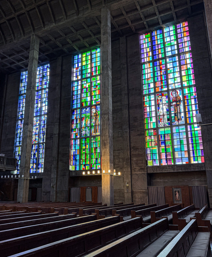 Antoniuskirche Basel | Gotisches Kirchenfenster | Stimmungsvolle Detailaufnahme eines Kirchenfensters der berühmten St. Antoniuskirche in Basel. Die farbenfrohen Glasmalereien bilden einen faszinierenden Kontrast zur historischen Struktur der ersten reinen Betonkirche der Schweiz. Ausdrucksstarke Wandkunst und Architektur-Fotografie. / St. Antonius Church Basel window. - Realisiert mit Pictrs.com