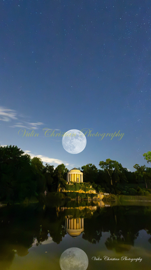 Tempel mit Vollmond 2 | Christian Vulin  - Realisiert mit Pictrs.com