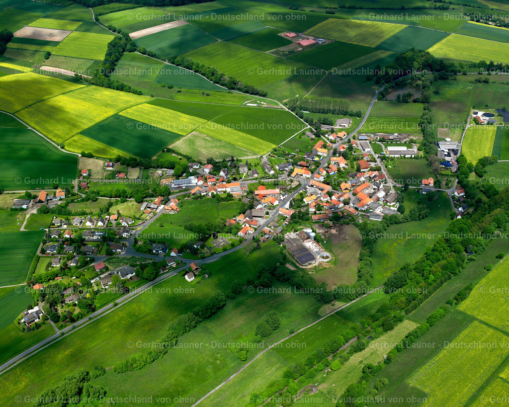 2615259 | WALLERSDORF 09.06.2006 Landwirtschaftliche Nutzflächen und Feldgrenzen  umsäumen das Siedlungsgebiet des Dorfes in Wallersdorf im Bundesland Hessen, Deutschland // Agricultural land and field boundaries surround the settlement area of the village  in Wallersdorf in the state Hesse, Germany Foto: Gerhard Launer