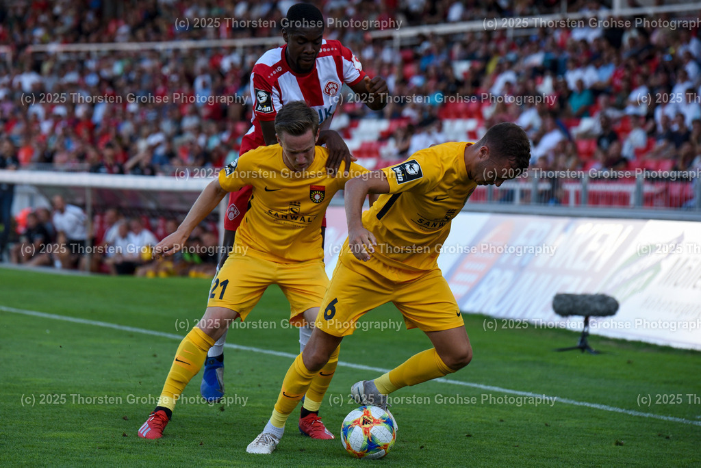 Fussball, 3. Liga, Wuerzburg Kickers vs. SG Sonnenhof Grossaspach, 30.07.2019 | Fussball, 3. Liga, Wuerzburg Kickers vs. SG Sonnenhof Grossaspach, 30.07.2019; in der Flyeralarm ARENA in Wuerzburg, (Deutschland)

Bild:  Sebastian Boesel 6 (SG Sonnenhof Grossaspach), Leroy Kwadwo 5 (Wuerzburger Kickers), Jonas Behounek 21 (SG Sonnenhof Grossaspach)

DFL REGULATIONS PROHIBIT ANY USE OF PHOTOGRAPHS as IMAGE SEQUENCES and/or QUASI-VIDEO. - Realisiert mit Pictrs.com