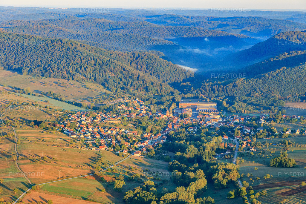 Luftbild: Ortsansicht von Osten in Zinswiller im Bundesland Bas-Rhin in Frankreich. – Foto: IMG_111633.jpg vom 16.09.2018 durch Werner Riehm/FLY-FOTO.de – Auflösung des Originals: 5472 x 3648 px