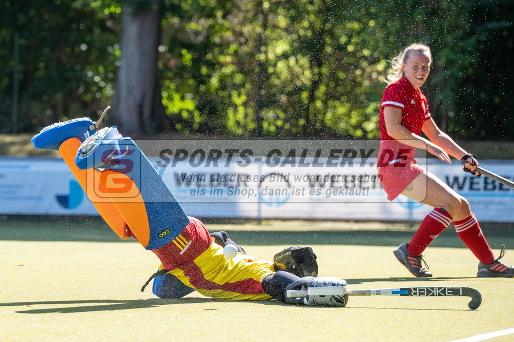 SFE_20220903_0001-3 | Nike Lorenz ( Rot-Weiss Köln #11 ) Ana Calvo ( Torfrau Bremer HC #25 )  ; 1. Bundesliga Hockey Herren Rot-Weiss Köln - Bremer HC am 03.09.2022 in Köln (KTHC Stadion Rot-Weiss Köln Tennis and Hockey Club), Photo: Stephan Fehrmann 2022 (Sports-Gallery)
