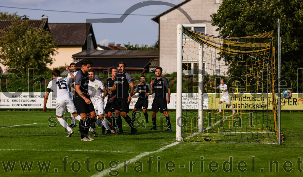 2023-08-08_026_FC_Moosinning_gegen_FC_Langengeisling | Moosinning, Deutschland, 08.08.2023:
Fußball, Bezirksliga Oberbayern Ost 2023 / 2024, 3. Spieltag, FC Moosinning gegen FC Langengeisling, Endergebnis: 0:4

Tor zum 1:0 durch Dennis Stauf (FC Moosinning, #15)
Maximilian Maier (FC Langengeisling, #10), Dennis Stauf (FC Moosinning, #15), Maximilian Lechner (FC Moosinning, #11), Andreas Buchberger (FC Langengeisling, #5), Lucas Seeholzer (FC Langengeisling, #2)

Foto: Christian Riedel / fotografie-riedel.net