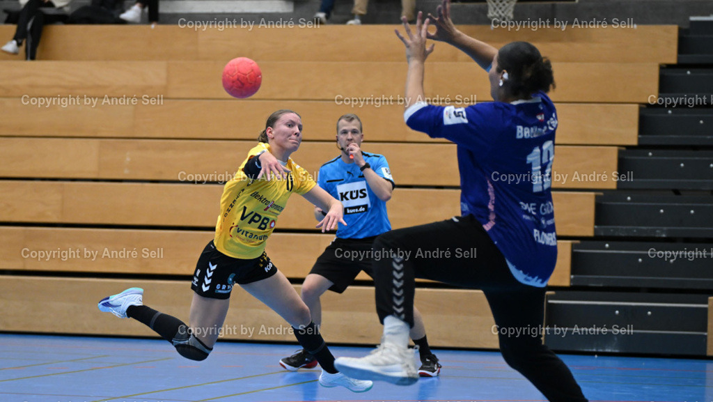 TSV Altenholz vs Berliner TSC | Henriette Seidel (TSVA #11 trifft die Torfrau im Gesicht und erhält eine 2m-Zeitstrafe) / Josephine Flowers (BTSC #12) - Handball 3. Liga Nord Frauen 2024/2025 / TSV Altenholz vs Berliner TSC / Edgar-Meschkat-Halle / Altenholz / 02.11.24 - Realisiert mit Pictrs.com