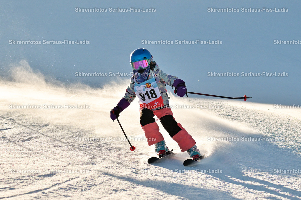 SRF_25.12.2025_0331 | Skirennfotos,Serfaus,Fiss,Ladis,Kinderskirennen,Winter,Tirol,Oberland,skirace,SFL,feelfree,weil wir's genießen,ski,Ski,skifahren,Sonnenplateau, - Realisiert mit Pictrs.com