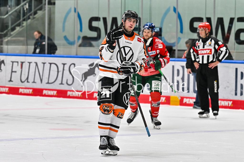 Augsburger Panther - Grizzlys Wolfsburg | Die Spieler der Grizzlys bedanken sich bei den mitgereisten Fans / DEL: Augsburger Panther - Grizzlys Wolfsburg; Curt Frenzel Stadion am 10.10.2025