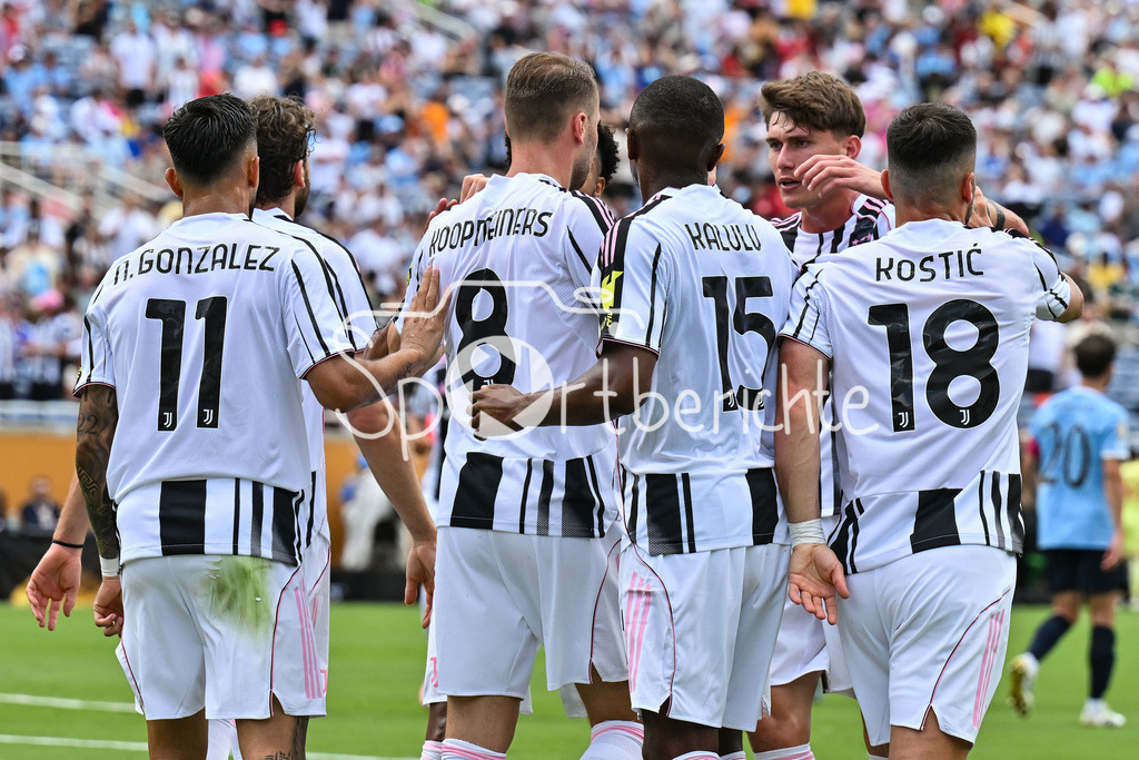 Juventus Turin - Manchester City | Jubel der Italiener nach dem Treffer zum 1-1 Ausgleich durch Teun KOOPMEINERS (Juventus Turin 8) / Tor / Torschuetze / Freude / Happy / FIFA Club World Cup: Juventus Turin - Manchester City, Camping World Stadium am 26.06.2025 / NOT FOR SALE IN USA