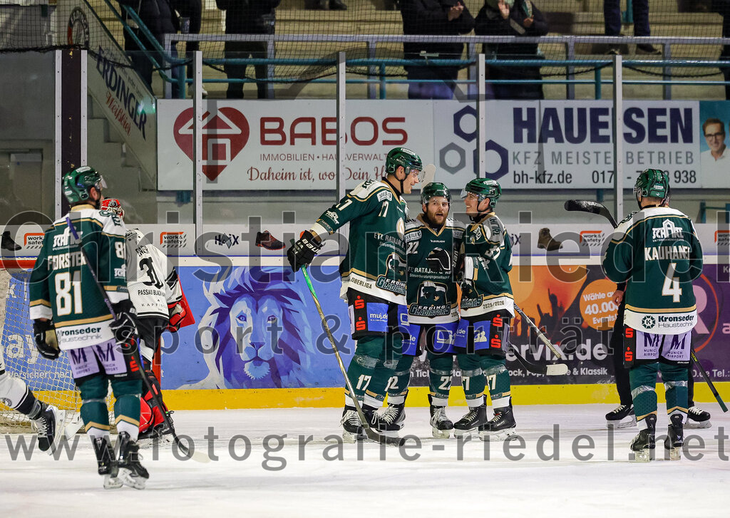 2025-11-25_092_TSV_Erding_gegen_EHF_Passau_Black_Hawks | Erding, Deutschland, 25.11.2025:Eishockey, Oberliga Süd 2025 / 2026, 20. Spieltag, TSV Erding gegen EHF Passau Black Hawks, Endergebnis: 2:3 n.V.Maximilian Forster (Erding Gladiators, #81), Torwart Janik Engler (EHF Passau Black Hawks, #30), Elia Ostwald (Erding Gladiators, #17), Grady Hobbs (Erding Gladiators, #22), Thomas Matheson (Erding Gladiators, #37), Jesse Kauhanen (Erding Gladiators, #4)Foto: Christian Riedel / fotografie-riedel.net