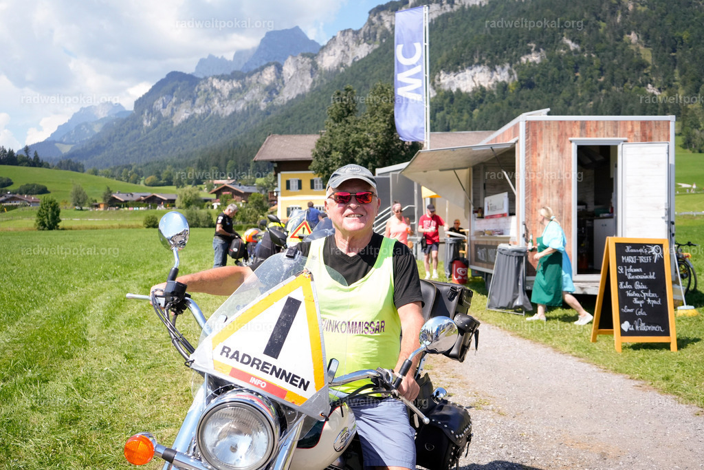 75_20230817_Bewerb_Maenner_Muehlanger | AUT - OESTERREICH, 2023-08-16: SPORT RENNRAD-FAHREN - 55. INTERNATIONALER RADWELTPOKAL IN ST. JOHANN IN TIROL  - Vintage-Radrennen mit WM-Bronze-Medaillen-Siegerin Christina Schweinberger, den Teilnehmer und Alexander Baumann (vom Orginastions-Team) - TAG 2 BEWERB MAENNER IN SECHS GRUPPEN  ; Foto: Roland Muehlanger