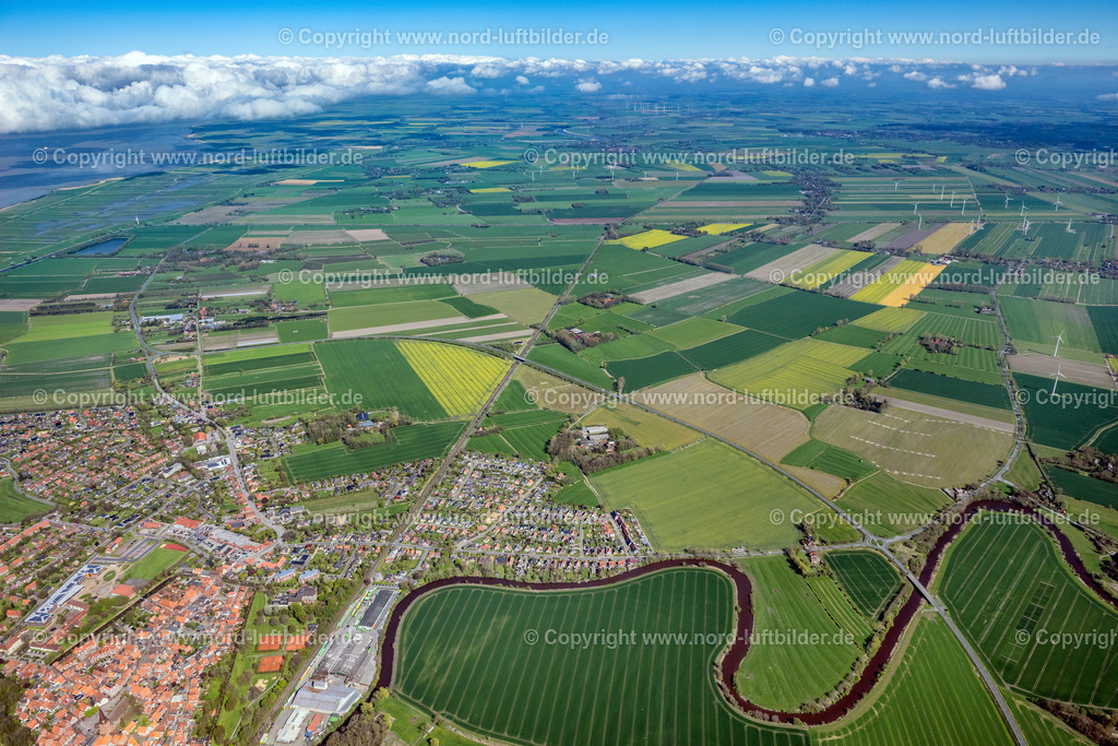 Otterndorf_ELS_0881290423 | OTTERNDORF 29.04.2023 Stadtgebiet mit Außenbezirken und Innenstadtbereich am Rand von landwirtschaftlichen Feldern und Ackerflächen in Otterndorf im Bundesland Niedersachsen, Deutschland. // Urban area with outskirts and inner city area on the edge of agricultural fields and arable land in Otterndorf in the state Lower Saxony, Germany. Foto: Martin Elsen
