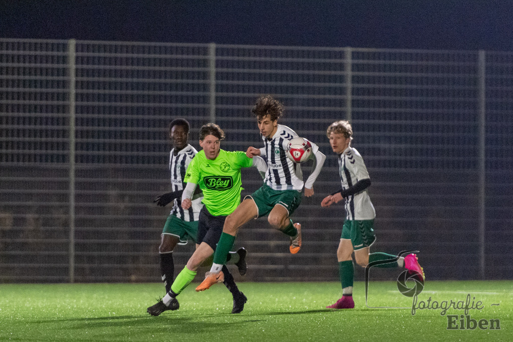JFV Edewecht-VFL Oldenburg | A-Jugend Bezirkspokal; JFV Edewecht (grün)-VFL Oldenburg (weiß) am 27.02.2024; in Edewecht (Sportpark Göhlenweg), Photo: Philip Eiben 2024 - Realisiert mit Pictrs.com