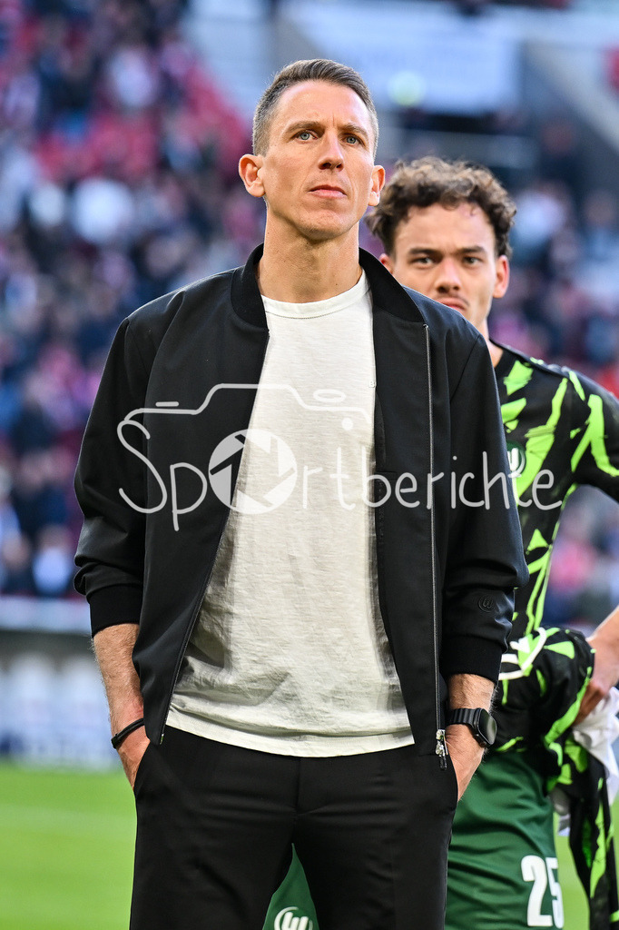 VfB Stuttgart - VfL Wolfsburg | STUTTGART, DEUTSCHLAND - 01. MÄRZ: hängende Köpfe und enttäuschte Blicke bei den Gästen nach dem Bundesligamatch zwischen dem VfB Stuttgart und dem VfL Wolfsburg am 24. Spieltag in der MHP-Arena / DFL REGULATIONS PROHIBIT ANY USE OF PHOTOGRAPHS AS IMAGE SEQUENCES AND/OR QUASI-VIDEO / Niederlage / Daniel BAUER Trainer VfL Wolfsburg