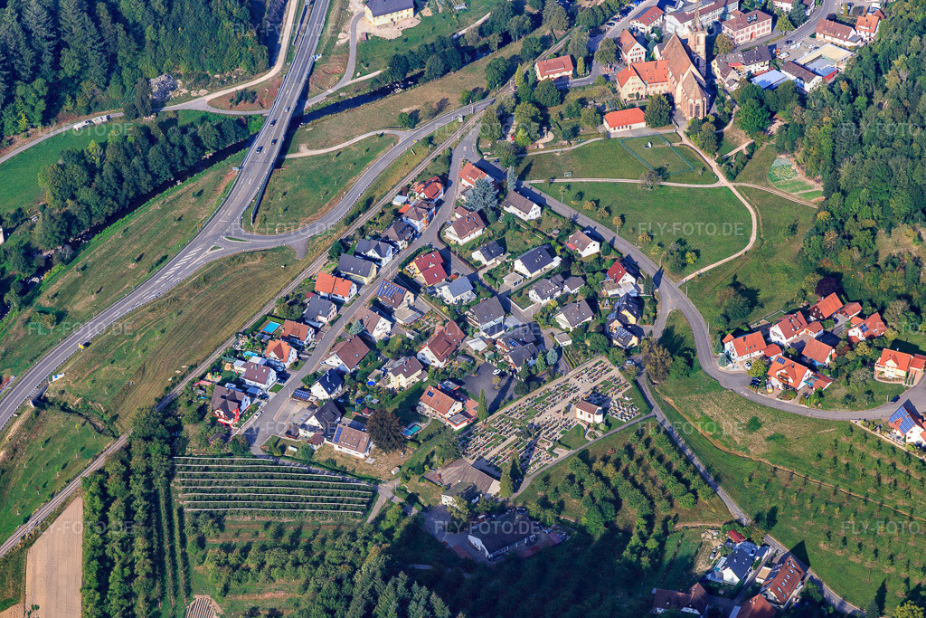 Ortsteil Oberdorf und Friedhof | Luftbild: Ortsteil Oberdorf und Friedhof in Lautenbach im Bundesland Baden-Württemberg in Deutschland. Foto: IMG_008907.jpg vom 20.09.2020 durch Werner Riehm/FLY-FOTO.de - Realisiert mit Pictrs.com