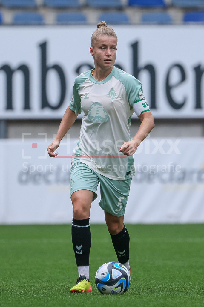 Fussball, DFB-Pokal Frauen, DSC Arminia Bielefeld - SV Werder Bremen | v.li.: Michelle Ulbrich (SV Werder Bremen, 5) am Ball, Freisteller, Einzelbild, Ganzkörper, Aktion, Action, Spielszene, DIE DFB-RICHTLINIEN UNTERSAGEN JEGLICHE NUTZUNG VON FOTOS ALS SEQUENZBILDER UND/ODER VIDEOÄHNLICHE FOTOSTRECKEN. DFB REGULATIONS PROHIBIT ANY USE OF PHOTOGRAPHS AS IMAGE SEQUENCES AND/OR QUASI-VIDEO.